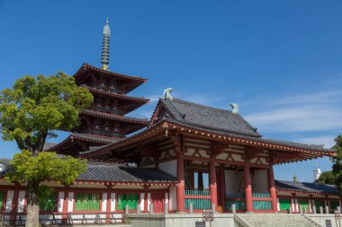 Eski bir Japon tapınağının çevresinde etkileyici bir manzara.