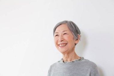 Beyaz arka planda kıdemli Japon kadın