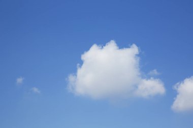 Mavi gökyüzünde kabarık bulutlar