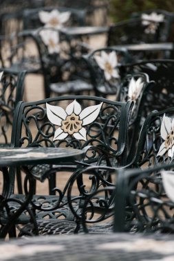 Dekoratif sandalyeler ve açık hava dekorasyonları.