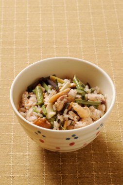 Bir kase pirinç ve sebze.