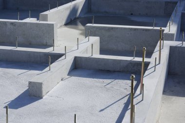 Yeni bir apartmanın inşaatında evin beton inşaatı