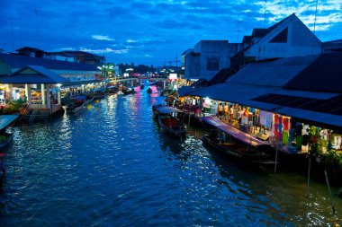 Amphawa, Tayland 'da yüzen bir pazarda tüccarlar. Asya 'nın başlıca kültürel turizm merkezlerinden biri yüzen pazarlar