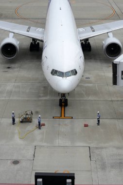 Yolcu uçağı havaalanında.