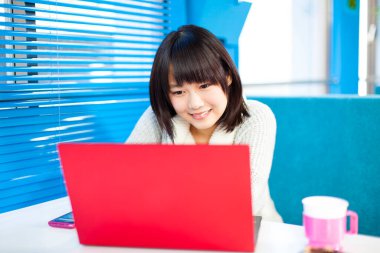 yakın çekim güzel genç Asyalı bir kadın portresi