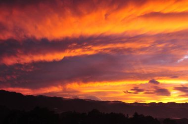 Dağlarda günbatımı güzel gökyüzü 