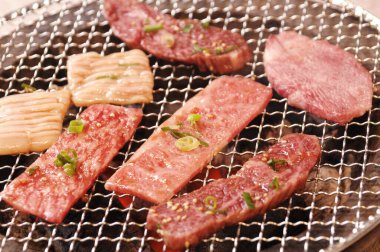 Masada ızgara et ve sebze var.