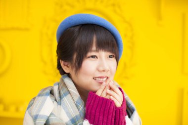 Renkli iç çamaşırlı, şık giyimli güzel Asyalı kadının portresi.