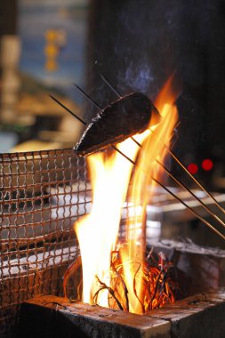 Arkadaki ateşte nefis ızgara et, yakın.