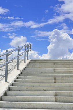 beton merdivenler ve kabarık bulutlu mavi gökyüzü