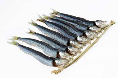 Çubuktaki bir avuç kuru balık.