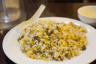 Yumurta ve sebzeli haşlanmış pilav.