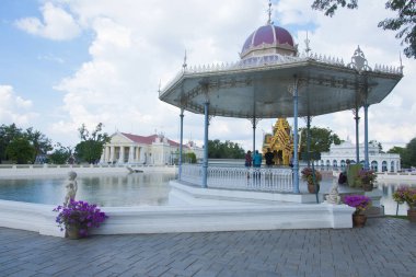 Babanızı kraliyet sarayında vurun.