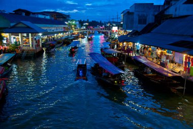 Amphawa, Tayland 'da yüzen bir pazarda tüccarlar. Asya 'nın başlıca kültürel turizm merkezlerinden biri yüzen pazarlar