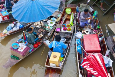 Amphawa, Tayland 'da yüzen bir pazarda tüccarlar. Asya 'nın başlıca kültürel turizm merkezlerinden biri yüzen pazarlar