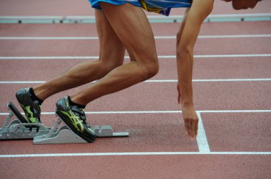 Pistte koşan bir grup insan 