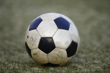 Yeşil çimlerin üzerinde futbol topu, yakın plan.