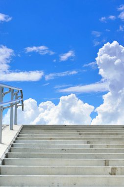 beton merdivenler ve kabarık bulutlu mavi gökyüzü