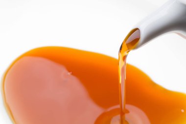 Bardağa çay doldur, yakından.