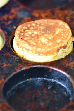 Kek tenekesinin içinde duran altın krep.