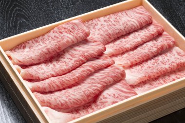 Masada bir kutu çiğ et var.