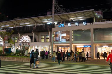 Japonya 'da gece caddesinde insanların hareketi