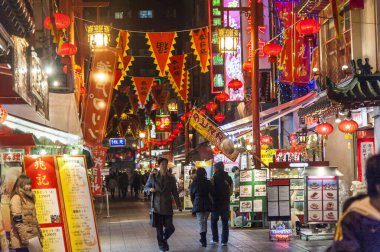 Japonya 'da gece caddesinde insanların hareketi