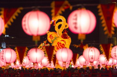 geceleri kırmızı kağıt fener