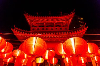 geceleri kırmızı kağıt fener