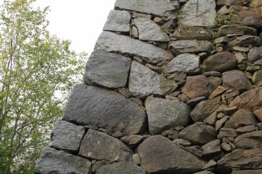 Ortaçağ taş kale duvarı ve gözetleme kulesi