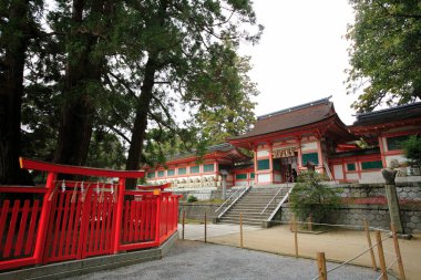 Eski bir Japon türbesinin nefes kesici sahnesi