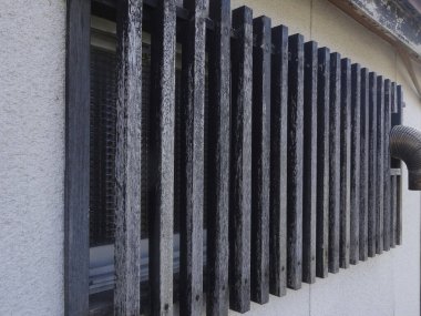 Dış binanın penceresini kaplayan tahta levhalar