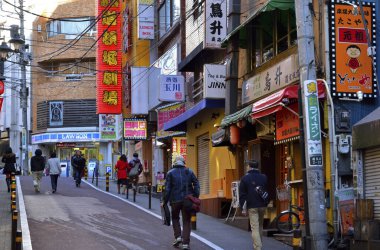 Tokyo Japonya 'da turistler dolaşıyor.