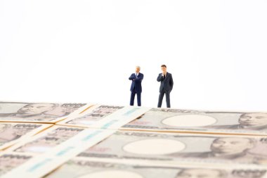 Beyaz arka planda parası olan işadamları, iş konsepti