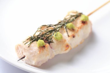 Ahşap şişte tavuk eti yakın plan.