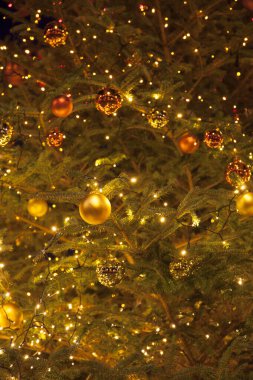 Parlak toplar, Noel ağacında neşeli ışıklar.           