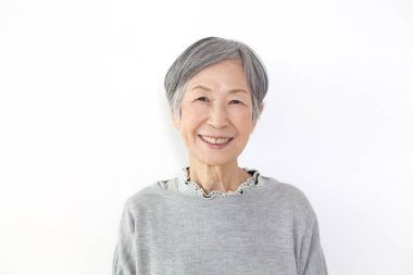Beyaz arka planda kıdemli Japon kadın