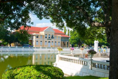 Babanızı kraliyet sarayında vurun.