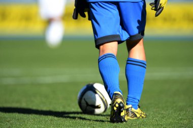 Futbol oynayan erkeklerin kırpılmış kısmı, futbol üniformalı erkek bacakları, yakın plan.