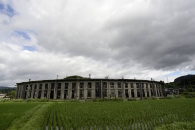 Çayırdaki terk edilmiş eski bina.