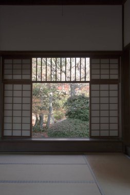 Japon geleneksel evi. Kapısı ve ahşap zemini var.