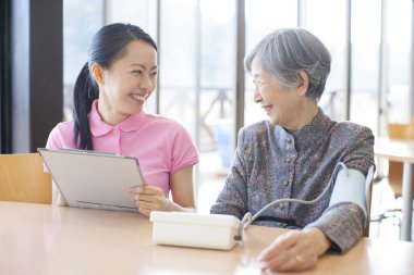 Kontrol yaşlı kadının kan basıncı hemşire 