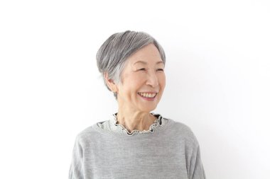 Beyaz arka planda kıdemli Japon kadın