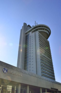 Şehir caddesi, yüksek bir bina.