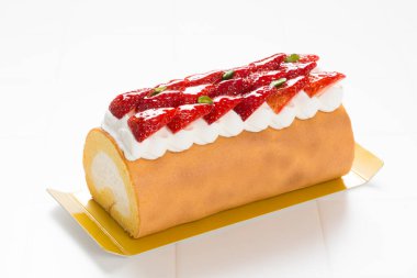 Üstünde çilek ve krema olan kek.