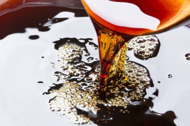 Bardağa çay doldur, yakından.