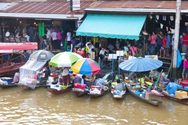 Amphawa, Tayland 'da yüzen bir pazarda tüccarlar. Asya 'nın başlıca kültürel turizm merkezlerinden biri yüzen pazarlar