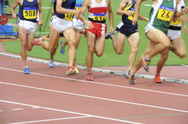 Pistte koşan bir grup insan 