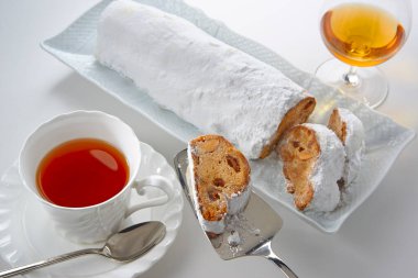 Beyaz bir masada bir fincan çay ve ekmek. 