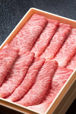 Masada bir kutu çiğ et var.